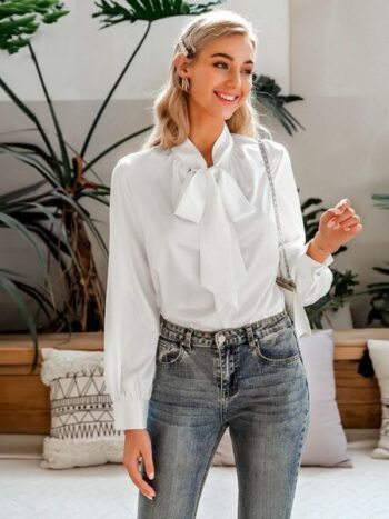 Blusa blanca satinada corbata