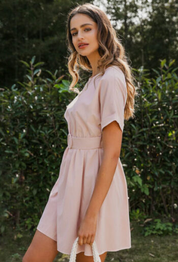 Vestido rosa con cinturón - Imagen 4