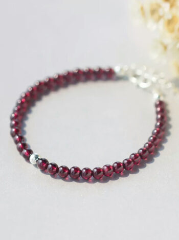 Pulsera perlas rojo granate con punto de plata