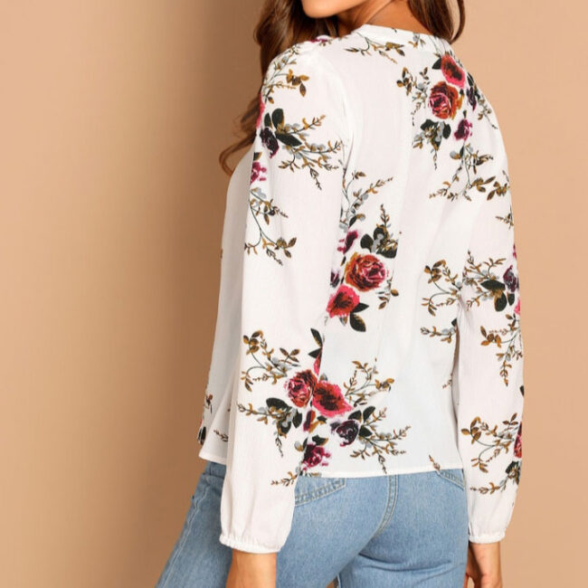 Blusa hueso cuello V flores - Imagen 2