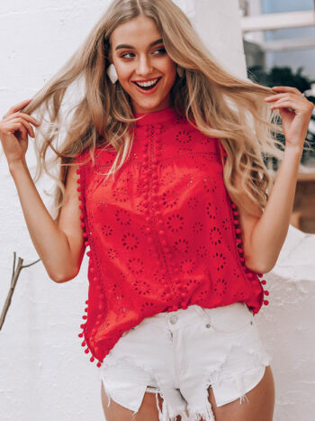 Blusa roja de encaje y pompones