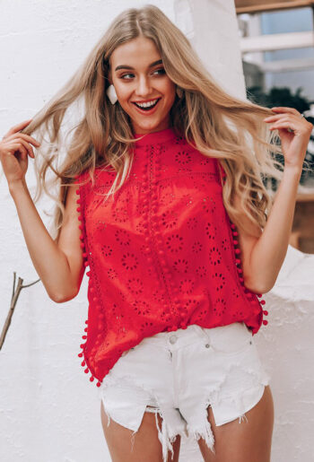 Blusa roja de encaje y pompones