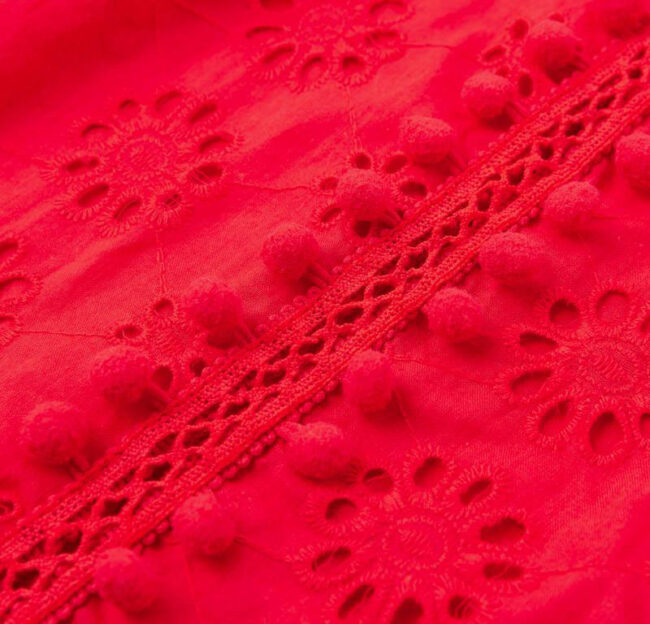 Blusa roja de encaje y pompones - Imagen 7