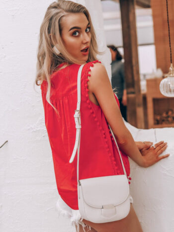 Blusa roja de encaje y pompones - Imagen 5