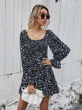 Vestido de lunares bajo fruncido de manga con volante