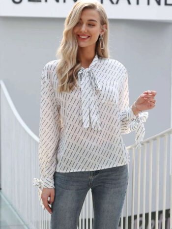 Blusa blanca con lazo elegante