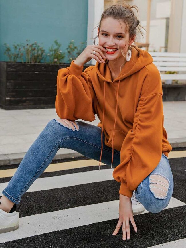 Polera naranja con capucha y cordón - Imagen 7