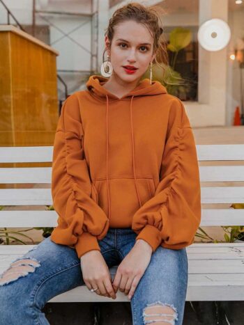 Polera naranja con capucha y cordón