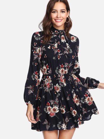 Vestido azul marino flores cuello alto