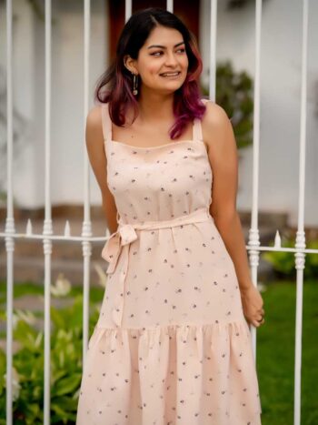 Vestido rosa cuello cuadrado