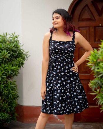 Vestido negro cuello cuadrado
