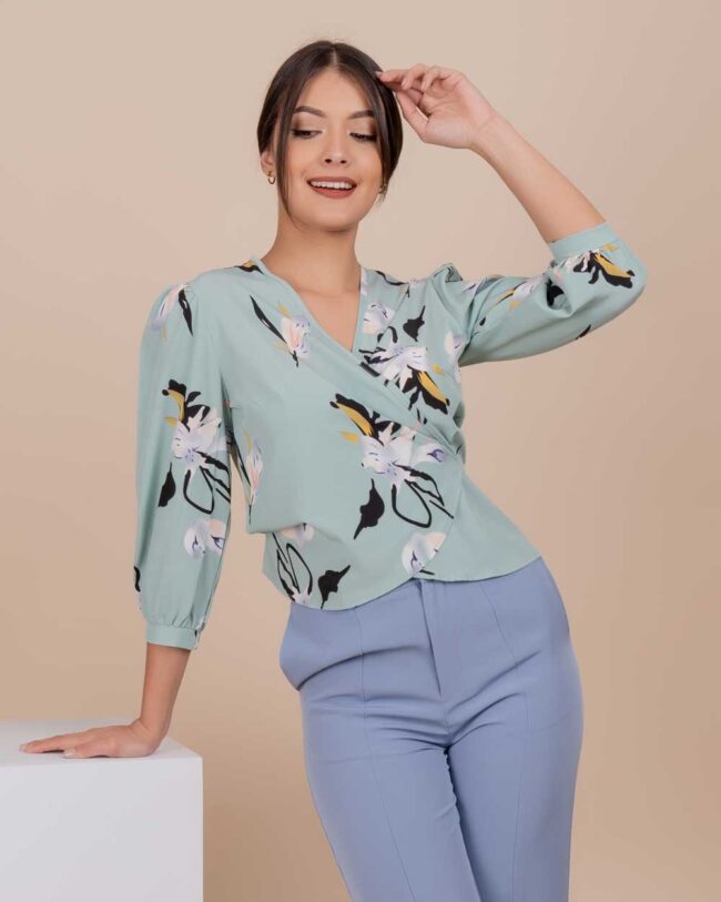 Blusa envolvente floreada - Imagen 5
