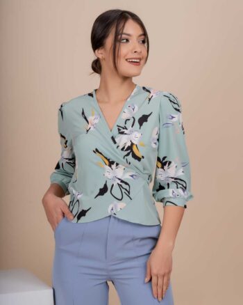 Blusa envolvente floreada
