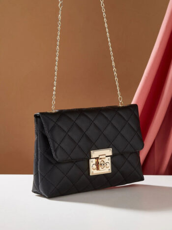 Cartera con detalles dorados