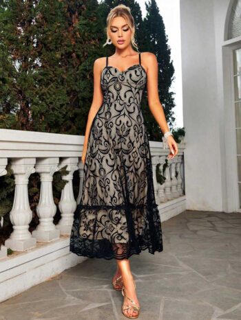 Vestido con copas y encaje negro