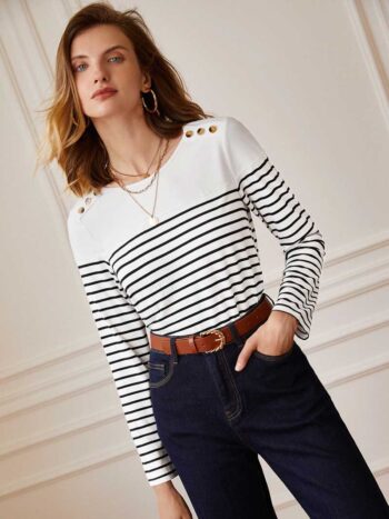 Top a rayas y botones en hombros