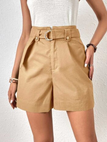 Short casual con cinturón camel