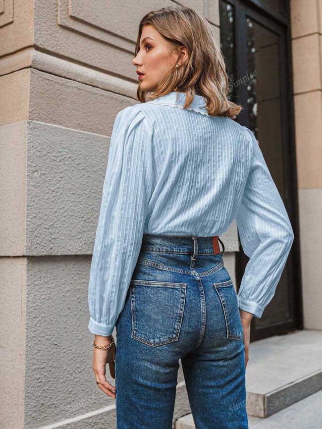 Blusa celeste con textura y bordado - Imagen 4
