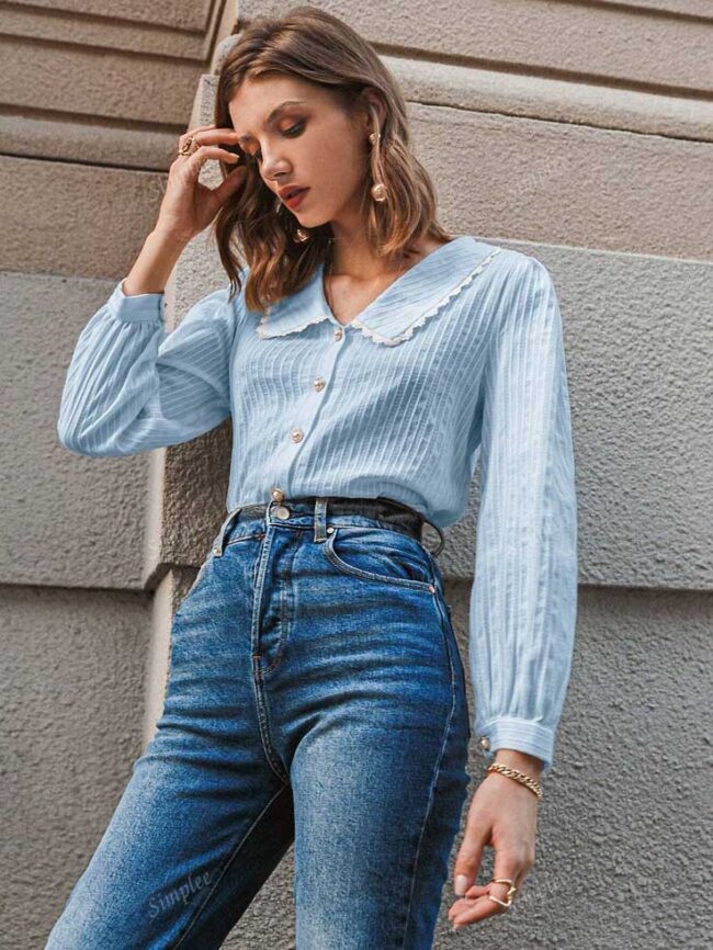 Blusa celeste con textura y bordado - Imagen 3
