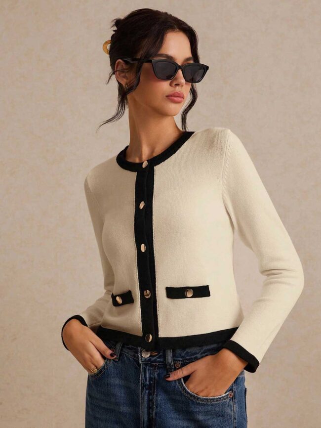 Chompa-beiga-con-bordes-negros-3 Cardigan beige con botones dorados - Imagen 1