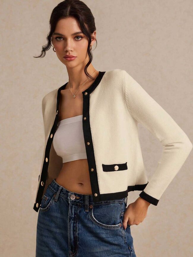 Cardigan beige con botones dorados - Imagen 4