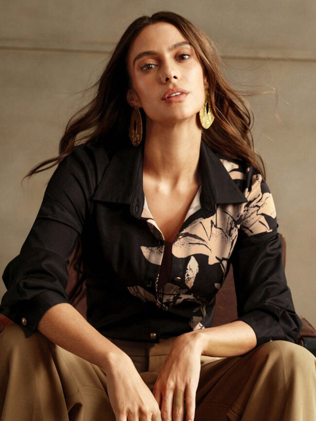 Blusa negra con estampado floral - Imagen 2