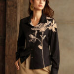 Blusa negra con estampado floral
