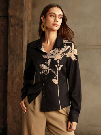 Blusa negra con estampado floral